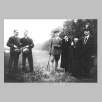 089-0042 Spaziergang zur Festwiese in Sanditten. Links Lehrer Willy Dickel und ganz rechts Lehrer Franz Steiner.jpg